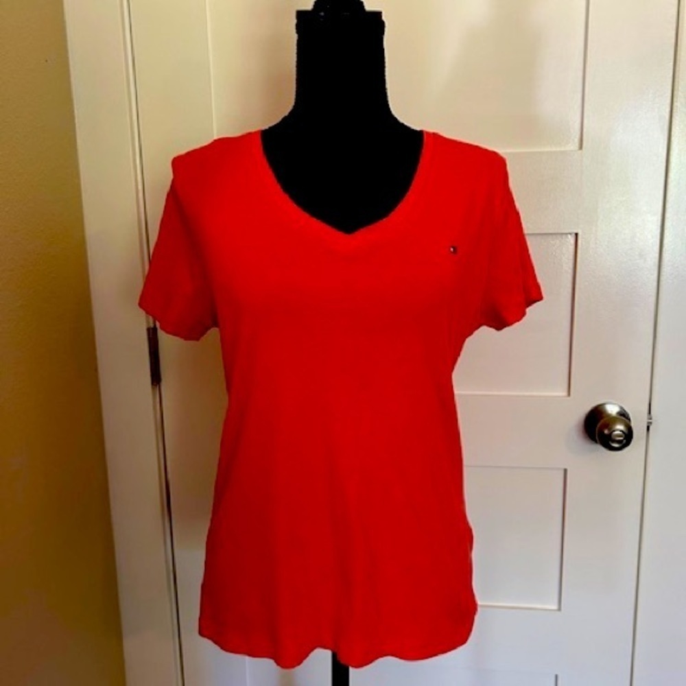 SOLD 



NWOT, 18 to armpit
23” length
V neck
Short sleeves